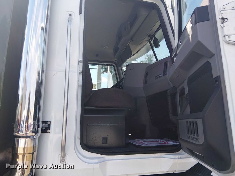 image for item DU0446 2020 Mack Anthem dump truck