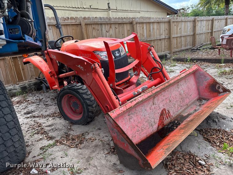 image for item DU0457 Kubota L3301D MFWD tractor