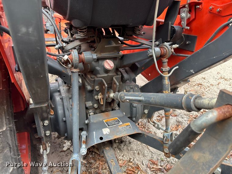 image for item DU0457 Kubota L3301D MFWD tractor