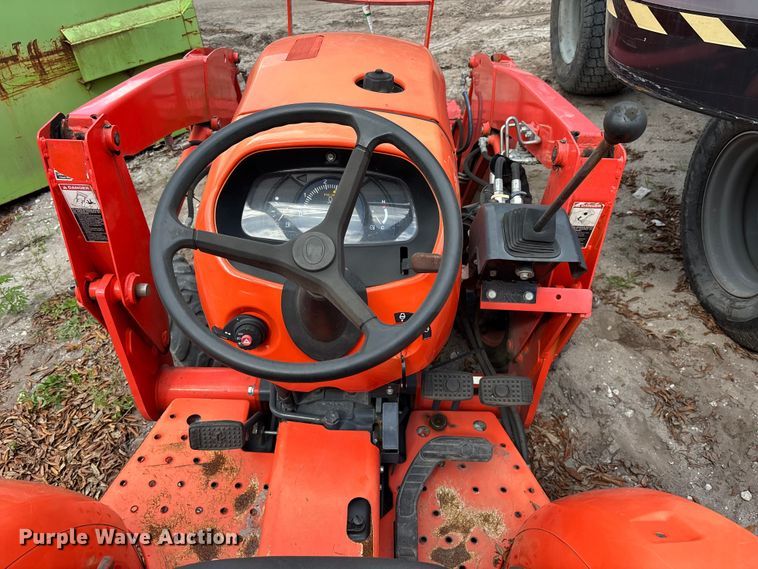 image for item DU0457 Kubota L3301D MFWD tractor