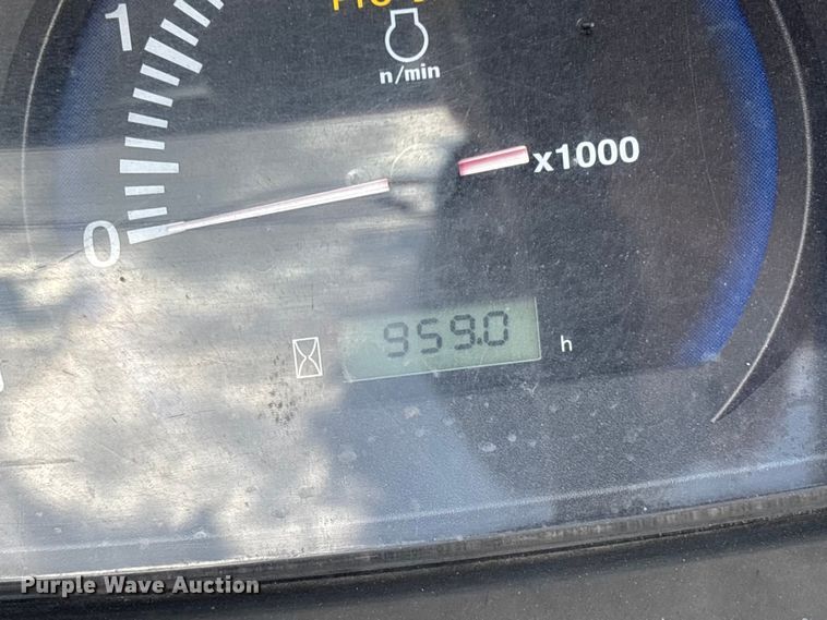 image for item DU0457 Kubota L3301D MFWD tractor