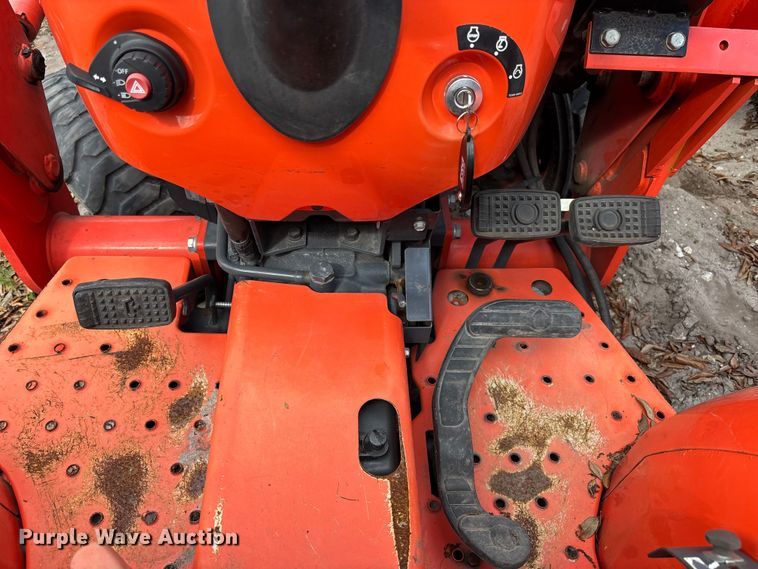image for item DU0457 Kubota L3301D MFWD tractor