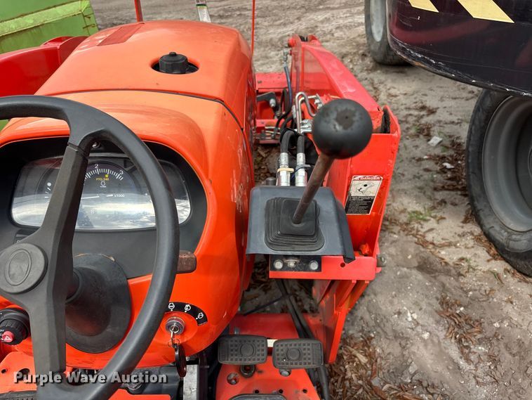 image for item DU0457 Kubota L3301D MFWD tractor