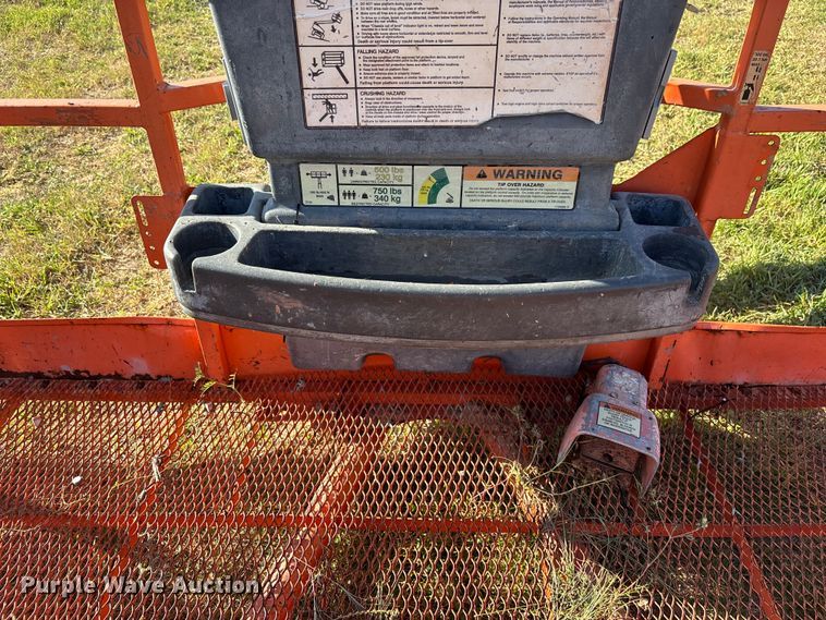 image for item DU0465 2005 JLG 860SJ boom lift