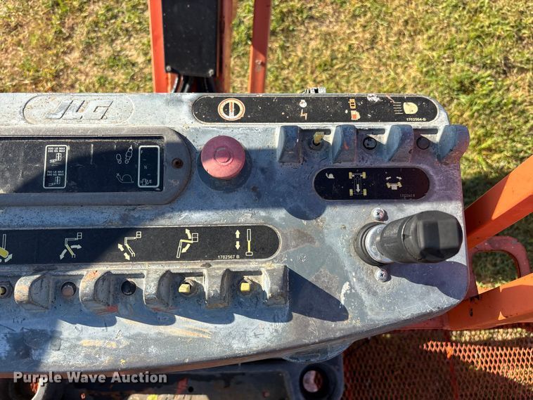 image for item DU0465 2005 JLG 860SJ boom lift