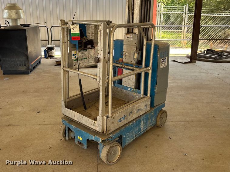 image for item DU0466 2010 Genie GR-20 vertical lift