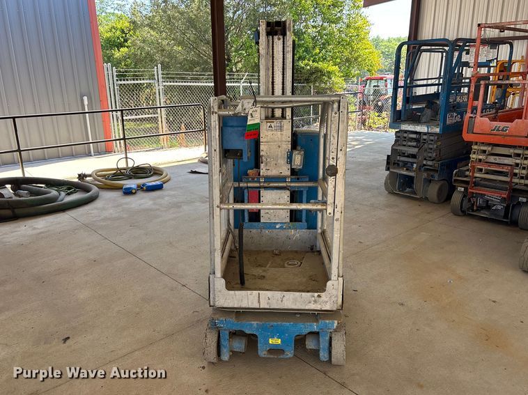 image for item DU0466 2010 Genie GR-20 vertical lift