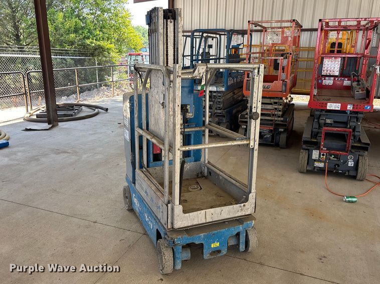 image for item DU0466 2010 Genie GR-20 vertical lift