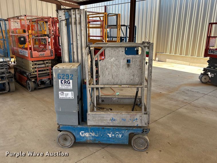 image for item DU0466 2010 Genie GR-20 vertical lift