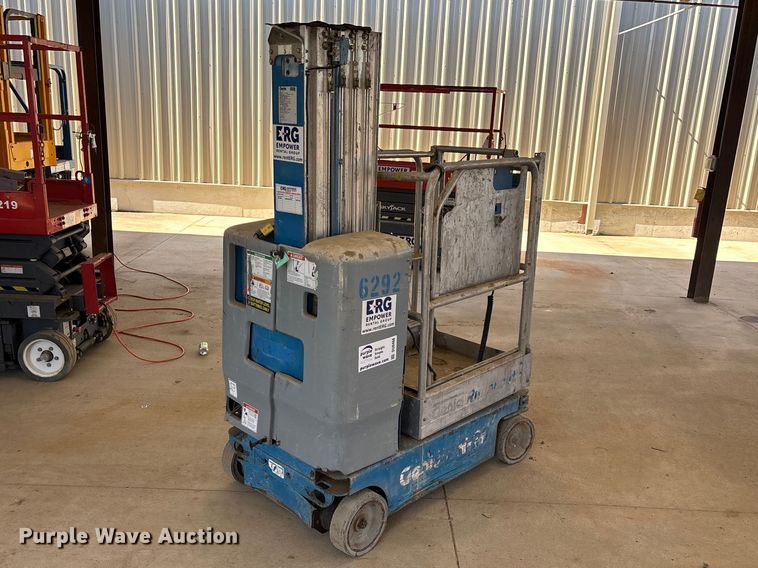 image for item DU0466 2010 Genie GR-20 vertical lift