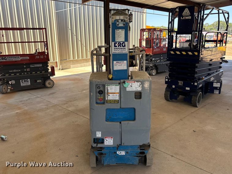 image for item DU0466 2010 Genie GR-20 vertical lift