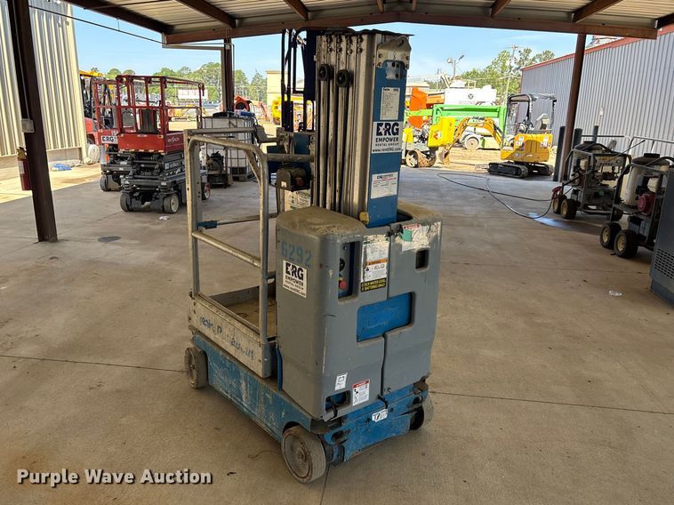 image for item DU0466 2010 Genie GR-20 vertical lift