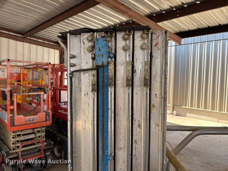 image for item DU0466 2010 Genie GR-20 vertical lift