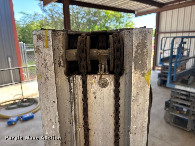 image for item DU0466 2010 Genie GR-20 vertical lift