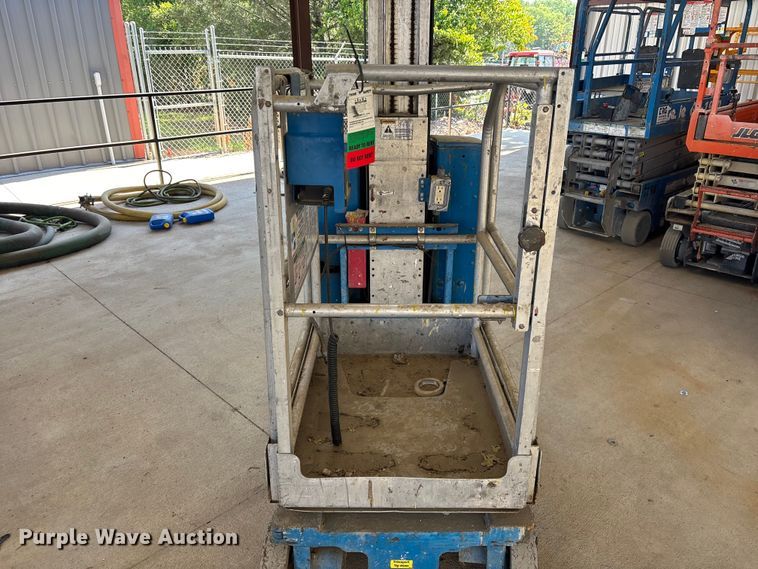 image for item DU0466 2010 Genie GR-20 vertical lift