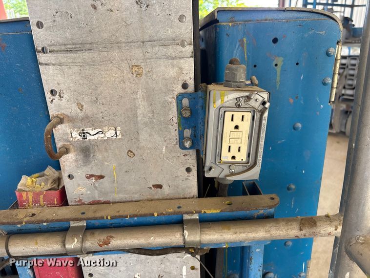 image for item DU0466 2010 Genie GR-20 vertical lift