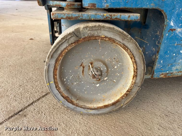 image for item DU0466 2010 Genie GR-20 vertical lift