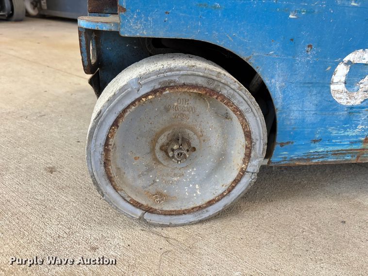 image for item DU0466 2010 Genie GR-20 vertical lift