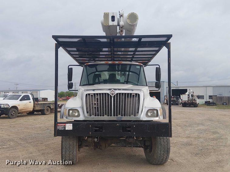 image for item DU3113 2005 International 7300 bucket truck