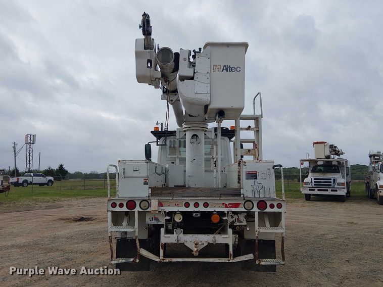 image for item DU3113 2005 International 7300 bucket truck