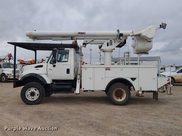 image for item DU3113 2005 International 7300 bucket truck