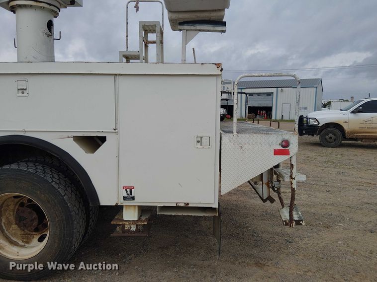 image for item DU3113 2005 International 7300 bucket truck