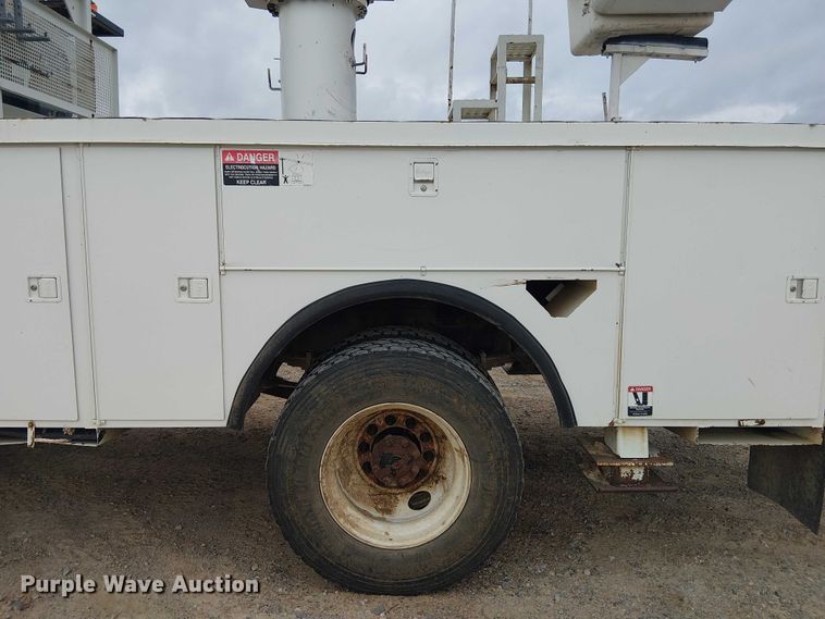 image for item DU3113 2005 International 7300 bucket truck