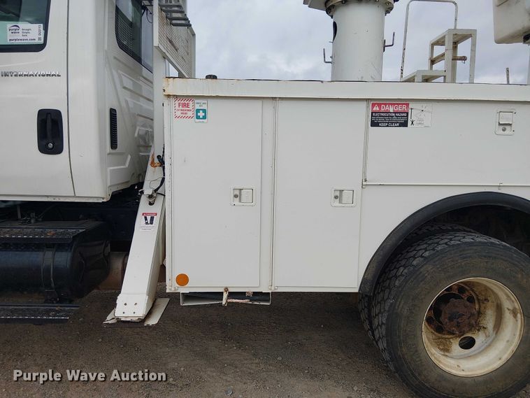 image for item DU3113 2005 International 7300 bucket truck