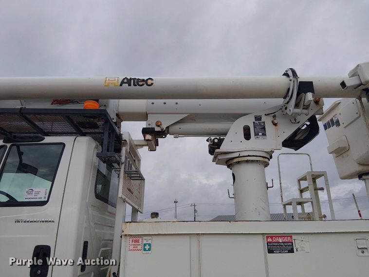 image for item DU3113 2005 International 7300 bucket truck