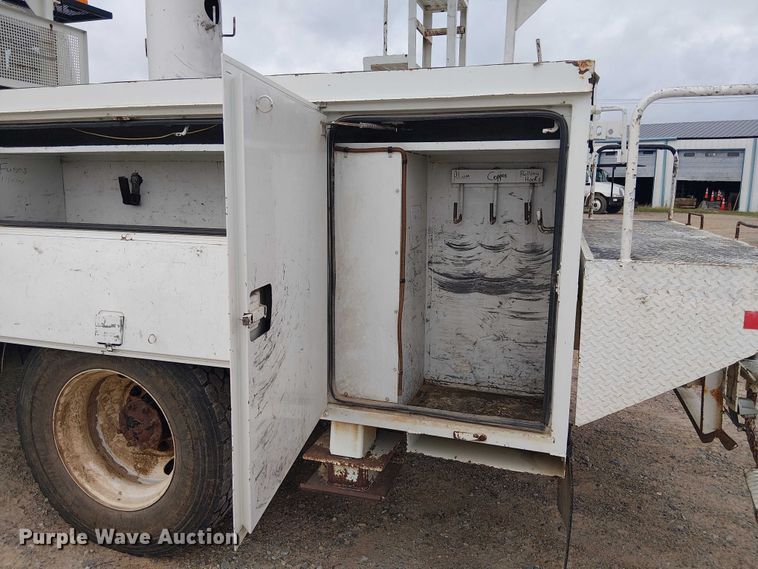 image for item DU3113 2005 International 7300 bucket truck