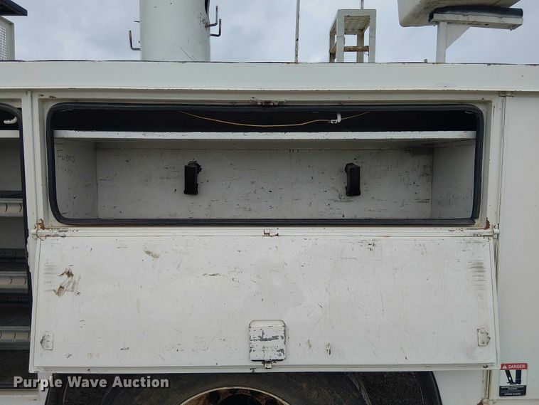 image for item DU3113 2005 International 7300 bucket truck