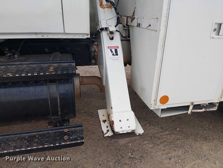 image for item DU3113 2005 International 7300 bucket truck