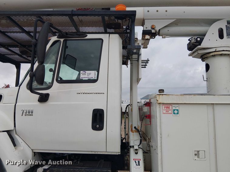 image for item DU3113 2005 International 7300 bucket truck