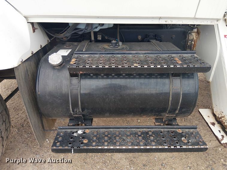 image for item DU3113 2005 International 7300 bucket truck