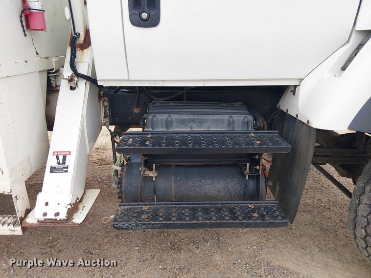 image for item DU3113 2005 International 7300 bucket truck