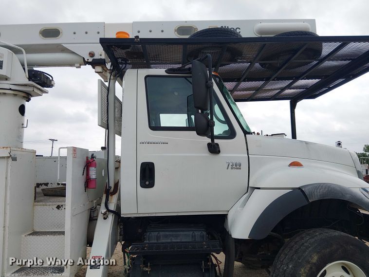 image for item DU3113 2005 International 7300 bucket truck