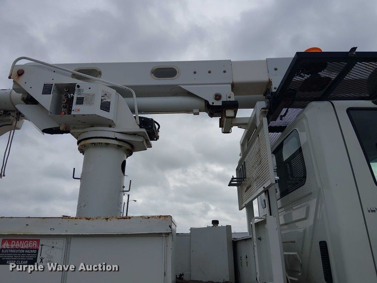 image for item DU3113 2005 International 7300 bucket truck