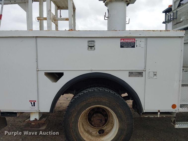 image for item DU3113 2005 International 7300 bucket truck