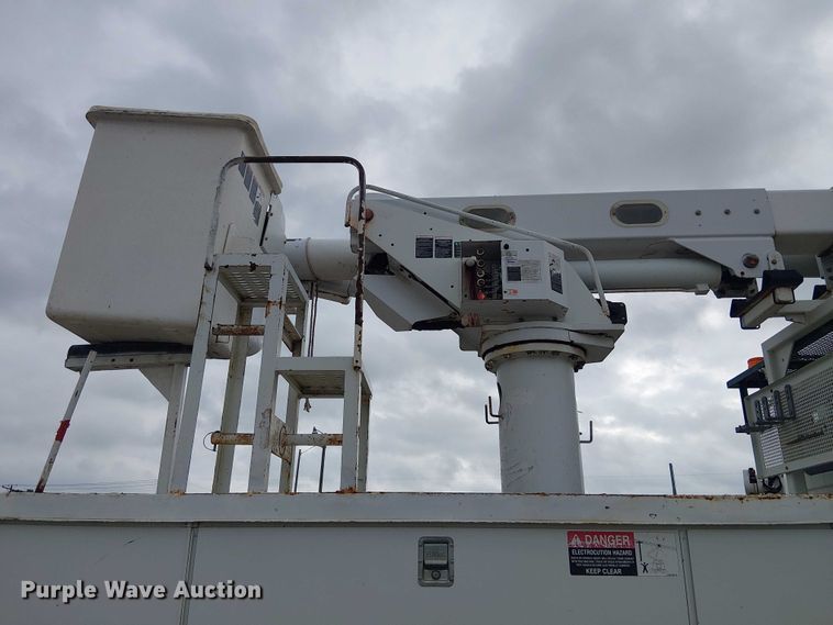 image for item DU3113 2005 International 7300 bucket truck