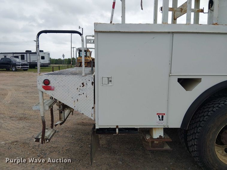 image for item DU3113 2005 International 7300 bucket truck