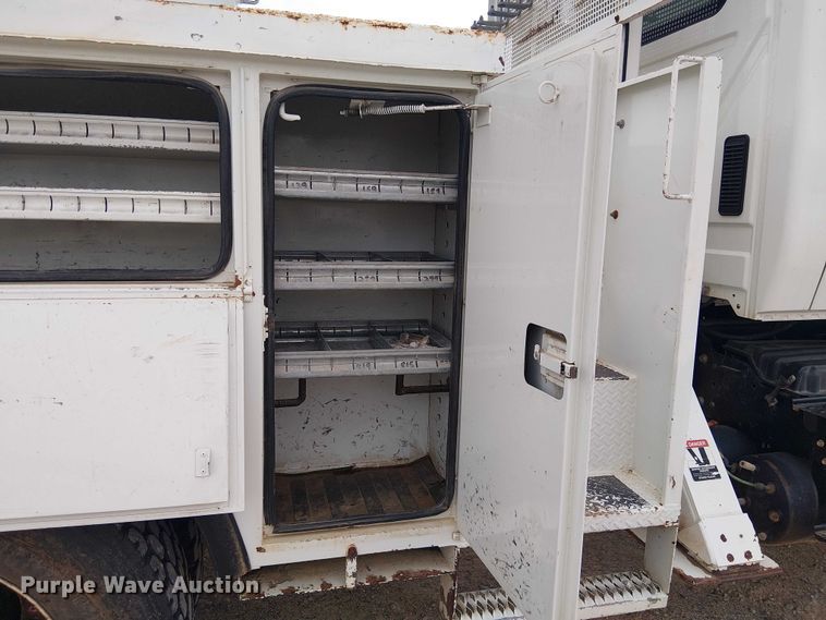 image for item DU3113 2005 International 7300 bucket truck