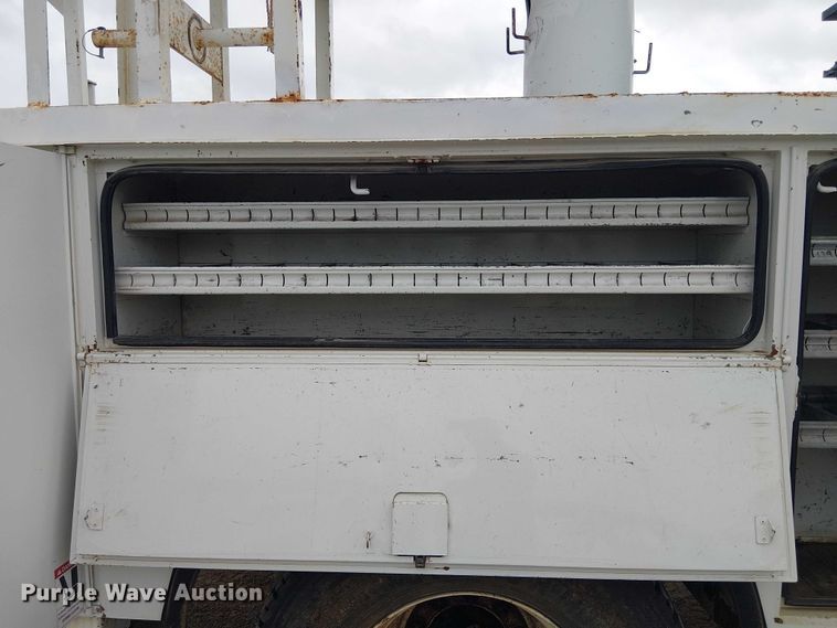 image for item DU3113 2005 International 7300 bucket truck