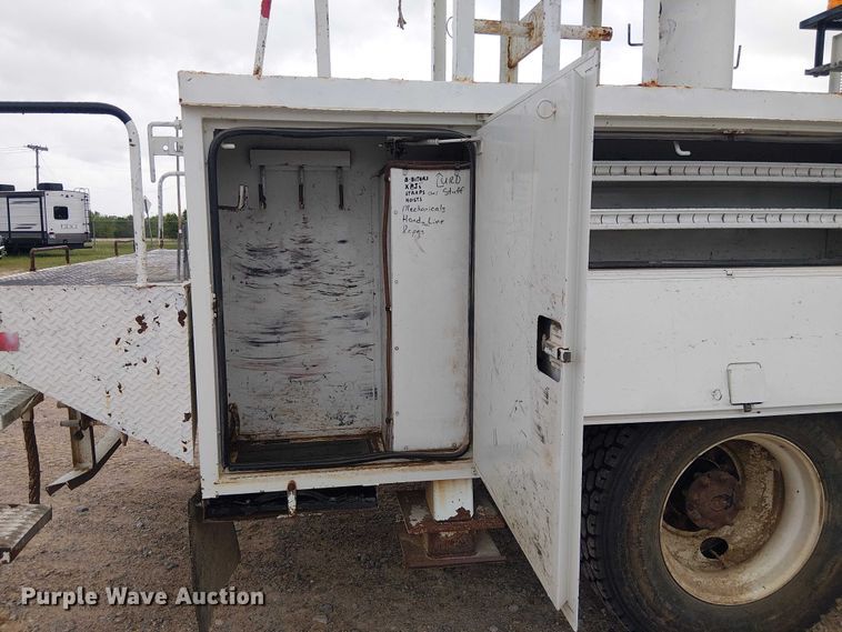 image for item DU3113 2005 International 7300 bucket truck