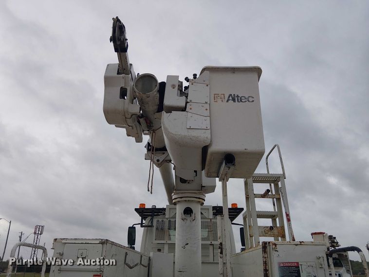 image for item DU3113 2005 International 7300 bucket truck