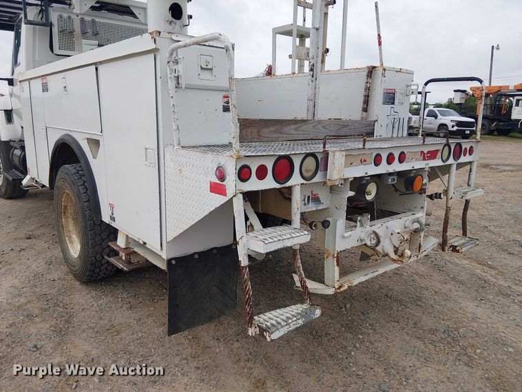 image for item DU3113 2005 International 7300 bucket truck
