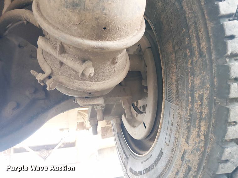 image for item DU3113 2005 International 7300 bucket truck