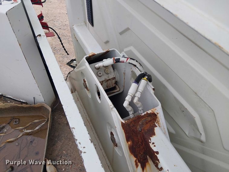 image for item DU3113 2005 International 7300 bucket truck