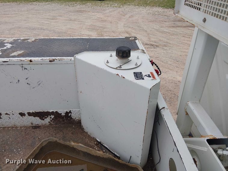 image for item DU3113 2005 International 7300 bucket truck