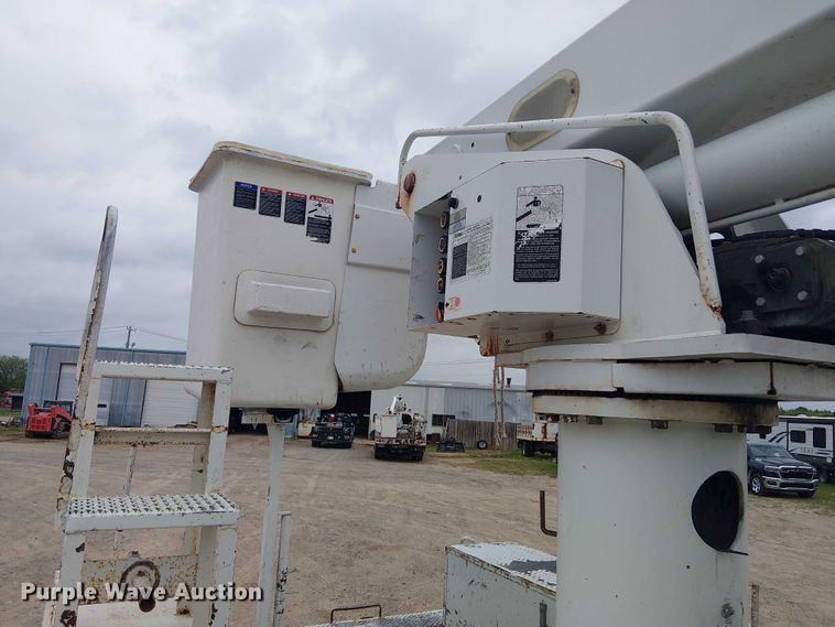 image for item DU3113 2005 International 7300 bucket truck