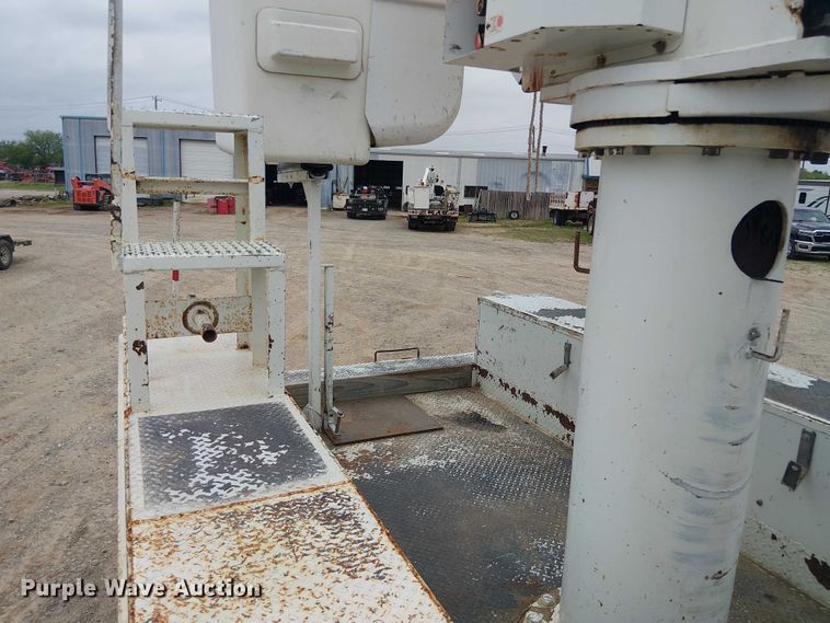 image for item DU3113 2005 International 7300 bucket truck